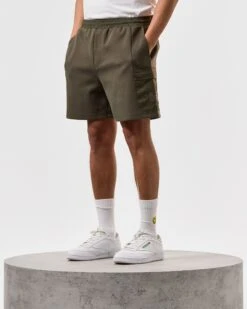 Weekend Offender Caleta Shorts Castle Green -Warm Knit Wear Sales STSS2422 CALETA CASTLE GREEN 4239 MODEL